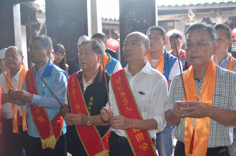 國民黨總統參選人韓國瑜的傾聽之旅，27日上午馬不停蹄前往嵵裡水仙宮和澎湖天后宮參拜。(圖：中央社)