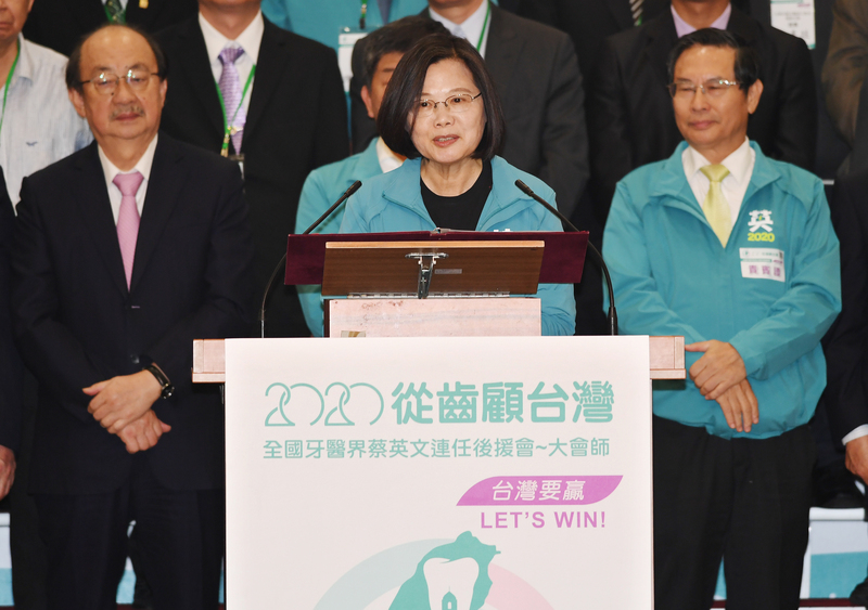 總統蔡英文（前中）27日在台北出席全國牙醫界蔡英文連任後援會大會師活動，蔡總統致詞時幽默表示，牙醫的特權就是病人不能講話，但牙醫可以講話，拜託大家利用那短暫的時刻，協助澄清假訊息。(圖：中央社)