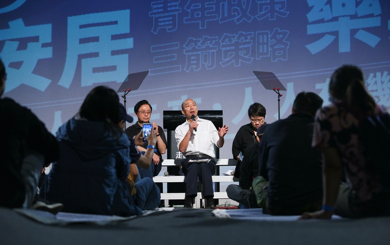 國民黨總統參選人韓國瑜（後中）27日晚間在台北出席「走出同溫層」青年政策論壇，爭取年輕人的支持。(圖:中央社)