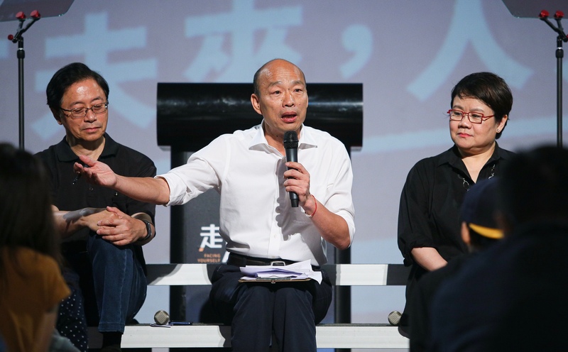 國民黨總統參選人韓國瑜（中）27日晚間在台北出席「走出同溫層」青年政策論壇，回應年輕人提出的問題，盼爭取青年票。（中央社）