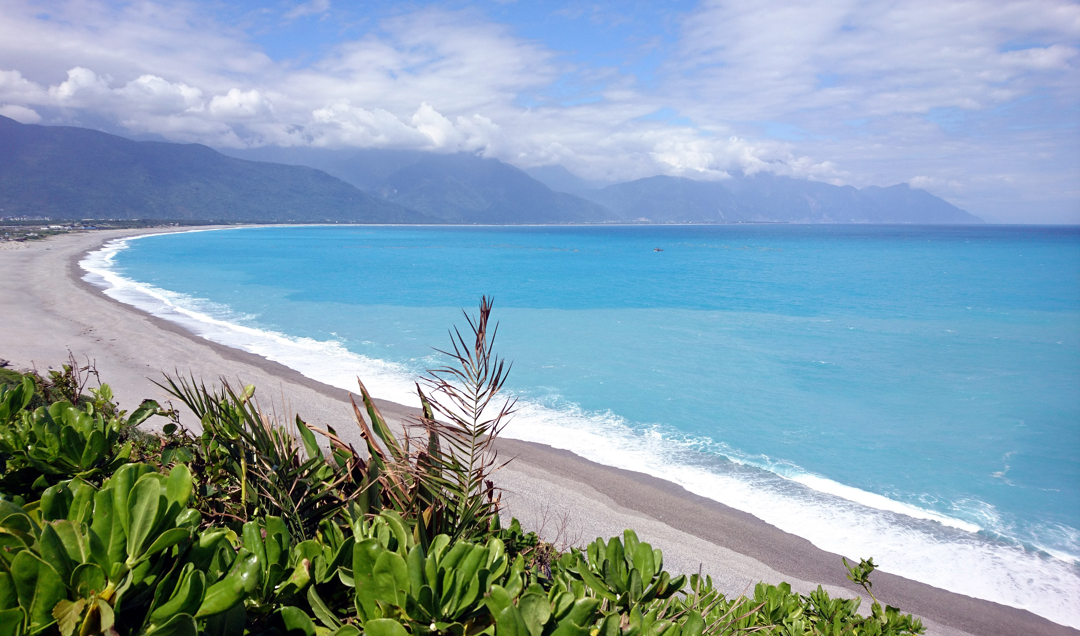國發會通過開放海洋草案，將投入26.3億推動政策。圖為花蓮七星潭海岸線長達20多公里，碧海藍天、景色優美。