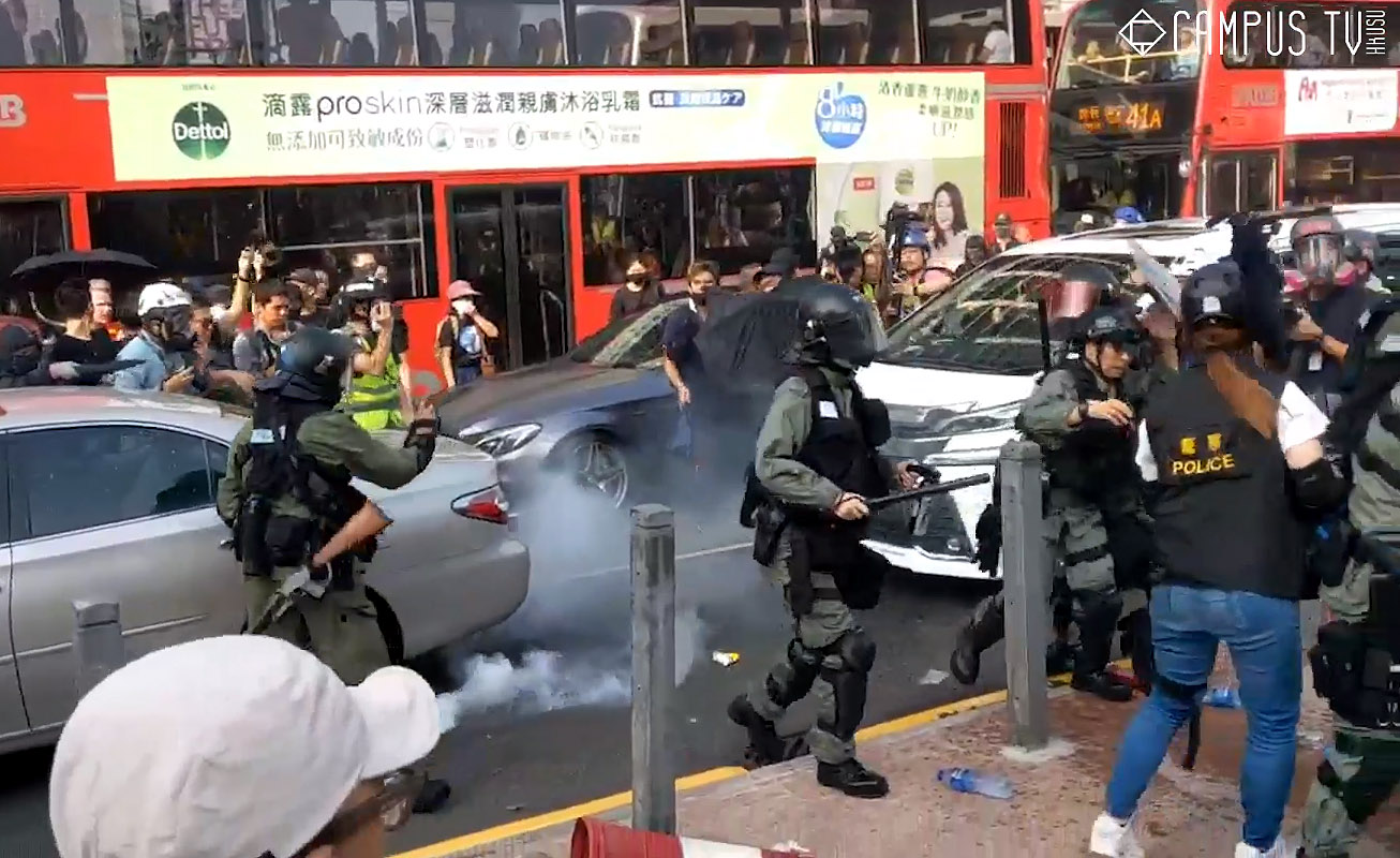 港警27日下午在尖沙咀多處地點施放催淚彈，驅散聚集市民。（翻攝自 Campus TV, HKUSU 香港大學學生會校園電視臉書）