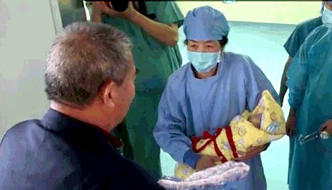 67歲妻子產下女嬰，讓老來得女的黃先生十分激動。（取自棗莊日報）