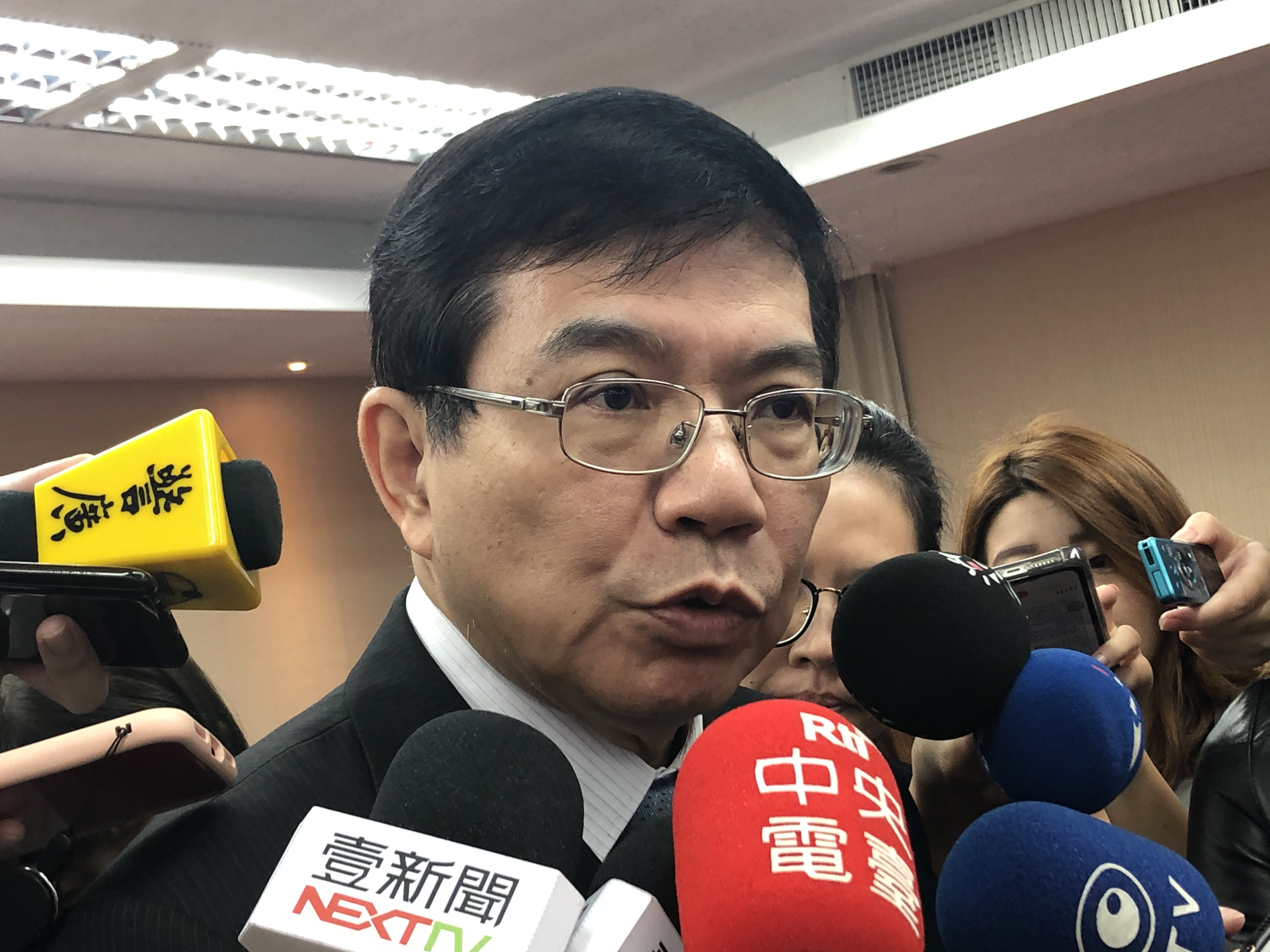 交通部政務次長王國材28日出席立法院交通委員會時受訪。 (吳琍君攝)