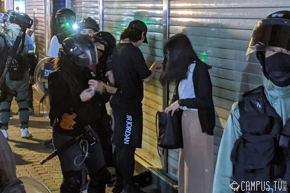 警察於旺角搜查路過市民。(臉書)