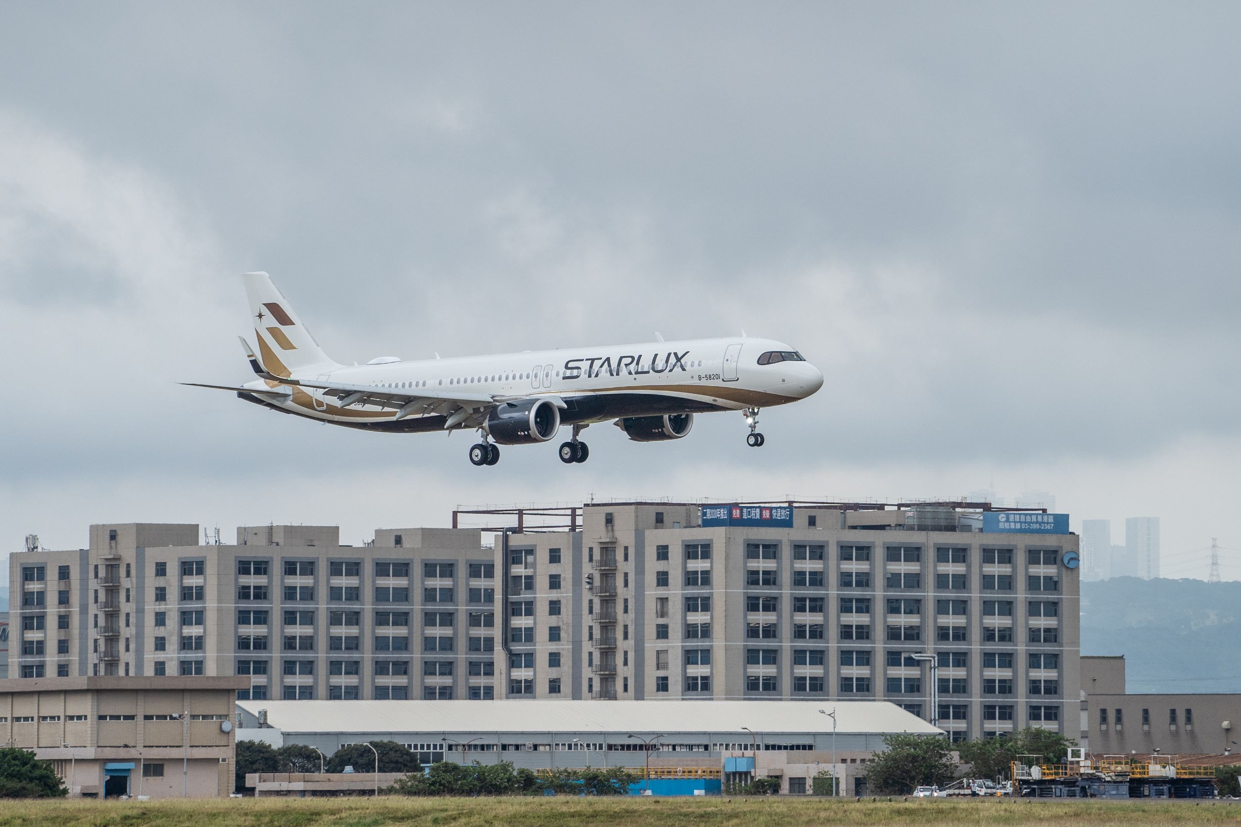 星宇航空開航1年多，受疫情影響，至今年第3季累積虧損已達新台幣61億多元，逾資本額的半數，民航局示警要求增資。(星宇航空提供)