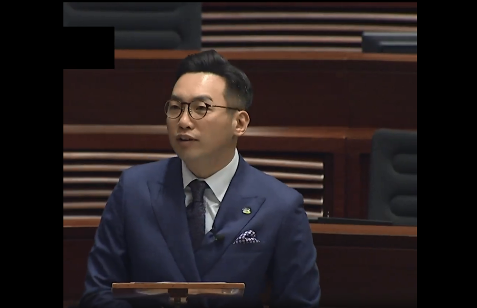 香港公民黨黨魁、立法會議會楊岳橋28日在會議中提出動議，支持立法會廢除「禁止蒙面規例」，結果遭到否決。(翻攝自楊岳橋臉書)