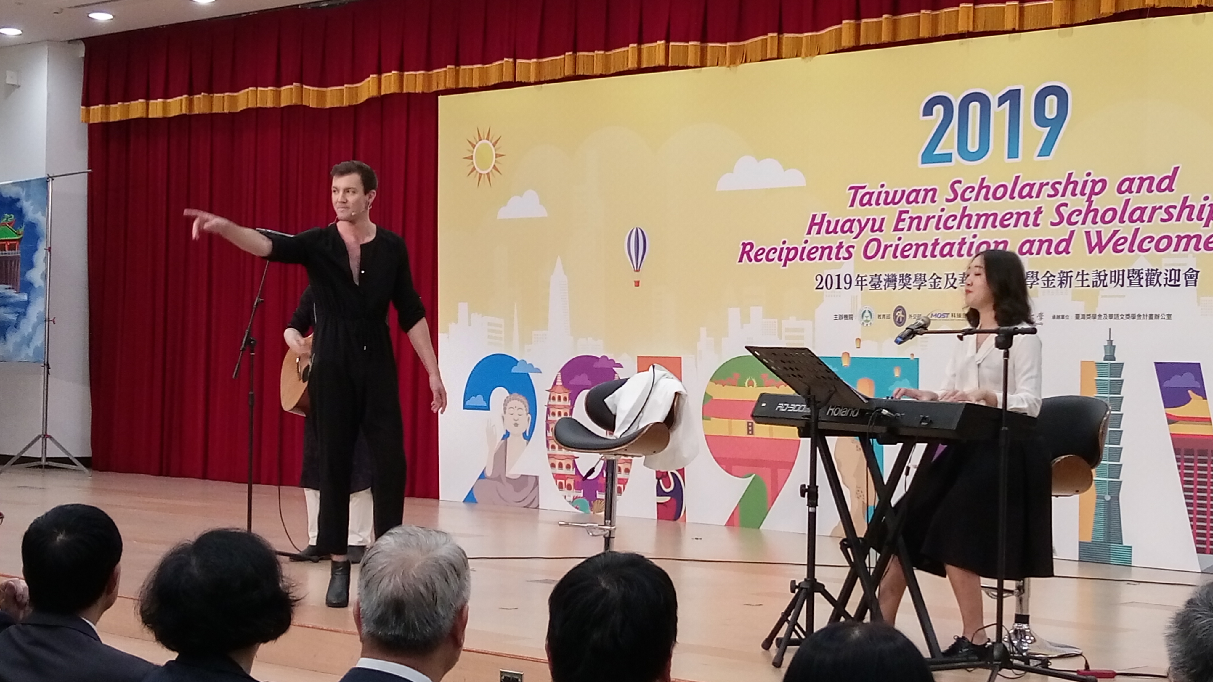 獲得台灣獎學金的台灣大學美國學生葛飛，受邀在台華獎新生歡迎會獻唱。(陳國維 攝)