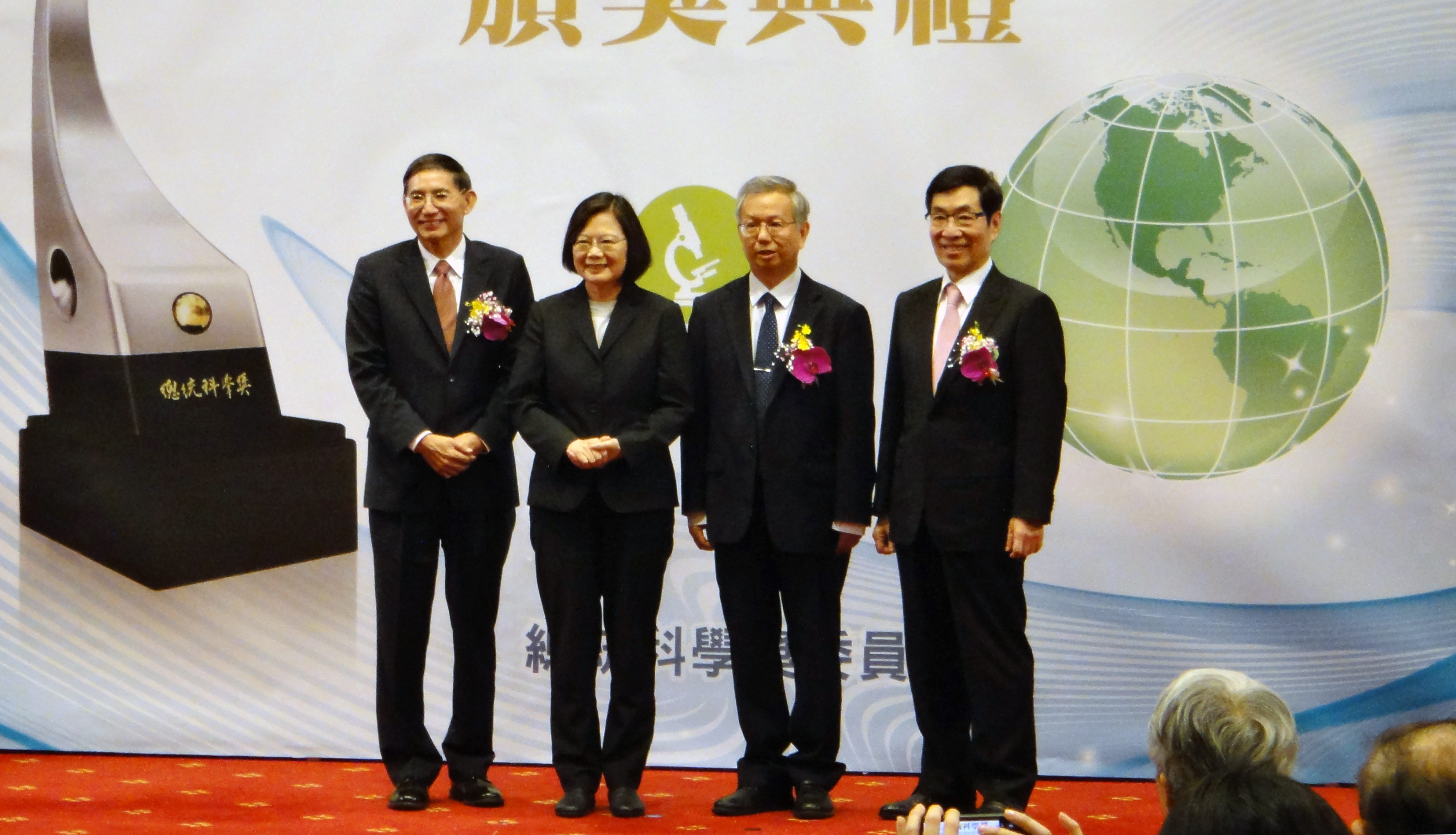 蔡英文總統頒獎給3位總統科學獎得獎人，分別是陳垣崇(左一)、李遠鵬(右二)及魏福全(右一)。(歐陽夢萍 攝)