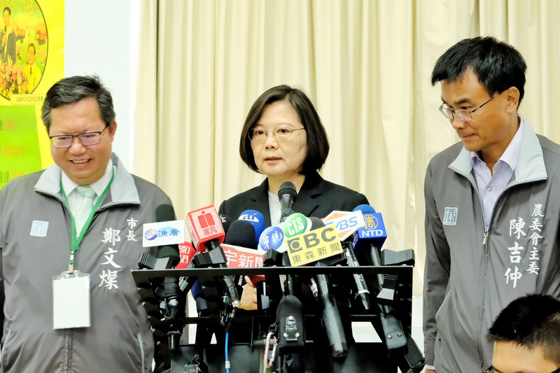 國民黨總統參選人韓國瑜出席活動時指總統蔡英文（中）、桃園市長鄭文燦（左）等人都是「白白胖胖」，引發議論。蔡總統29日表示，會不會做事、有沒有努力做事，跟白胖或者黑瘦都無關，「至少我們不會睡到中午才起床」。(圖:中央社)