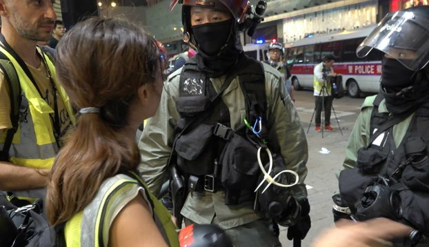 英語網媒Hong Kong Free Press一名自由攝影記者May James週日在旺角採訪期間被捕。（視頻截圖/STP）