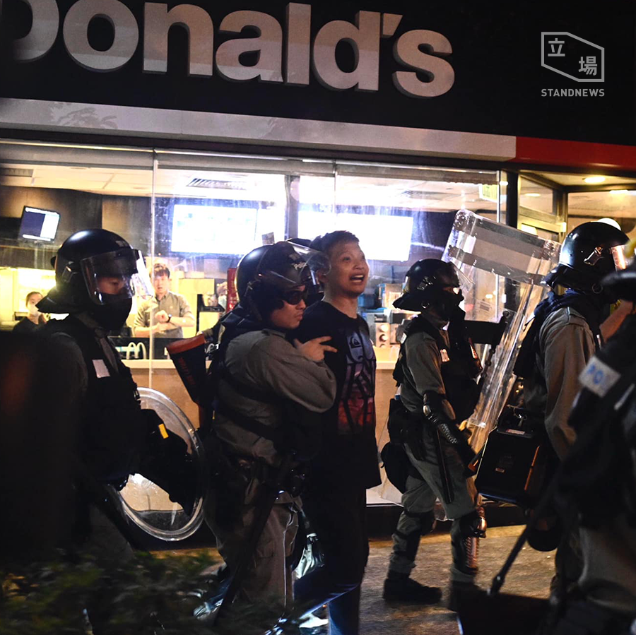 香港屯門28日多處傳出不明氣體，大批市民晚上到大興行動基地外抗議。防暴警員在接近凌晨時拘捕多人。(立場新聞提供)