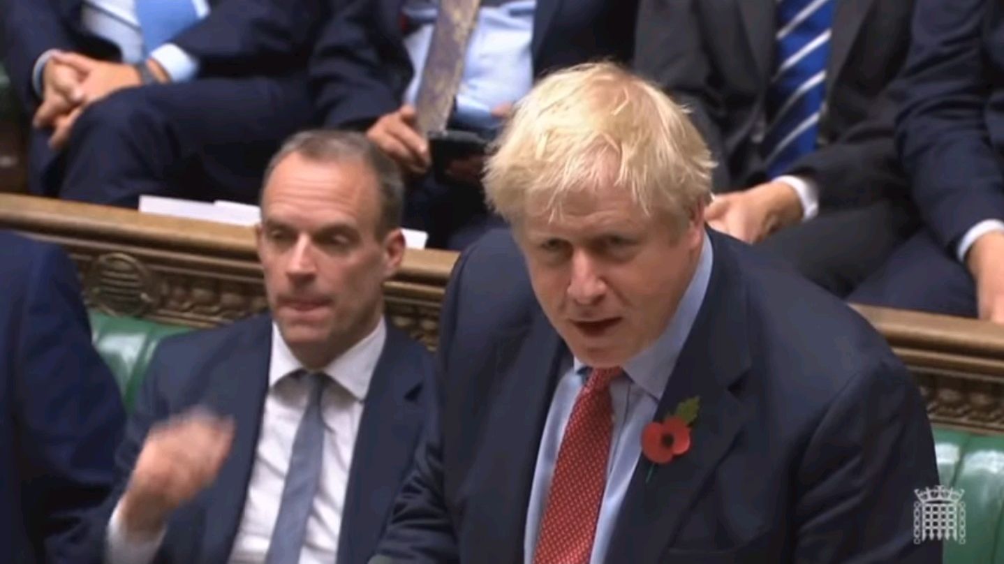 英國國會下議院29日以438票對20票通過首相強生的提前大選法案。(圖:翻拍自英國國會直播頻道)