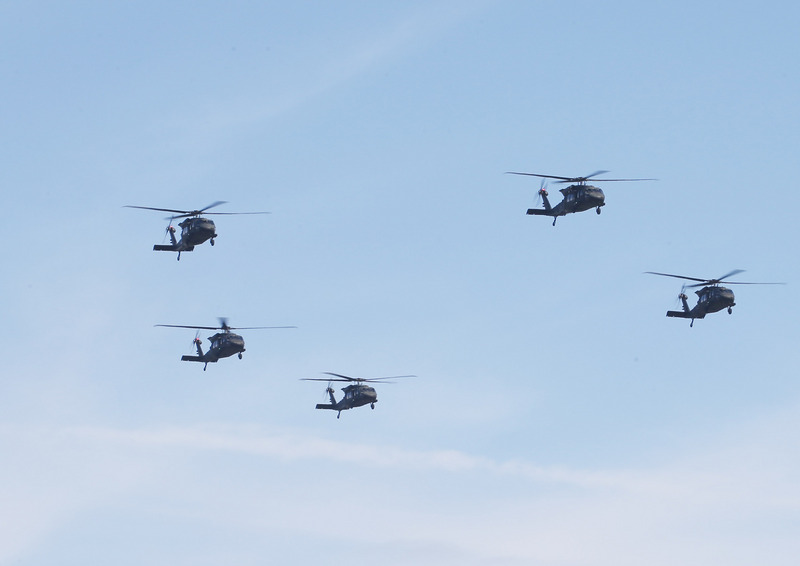 陸軍「UH-60M型機全作戰能力成軍暨UH-1H除役典禮」30日在台中新社龍翔營區舉行，陸軍現役各型直升機組成空中校閱梯隊，圖為UH-60M黑鷹直升機列隊通過閱兵台前方。(圖:中央社)
