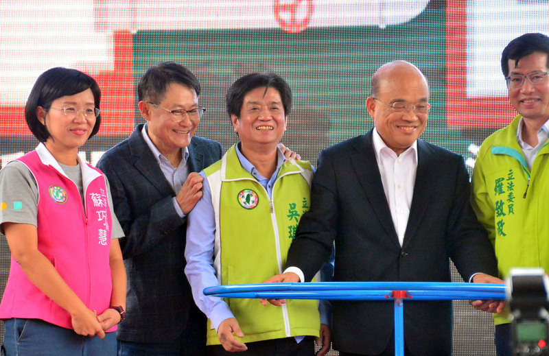 行政院長蘇貞昌（右2）30日主持板新二期供水改善計畫通水儀式，「雙北共飲翡翠水」的最後一哩路達標，民進黨立委羅致政（右）、吳琪銘（右3）、蘇巧慧（左）等人也都到場。(圖:中央社)