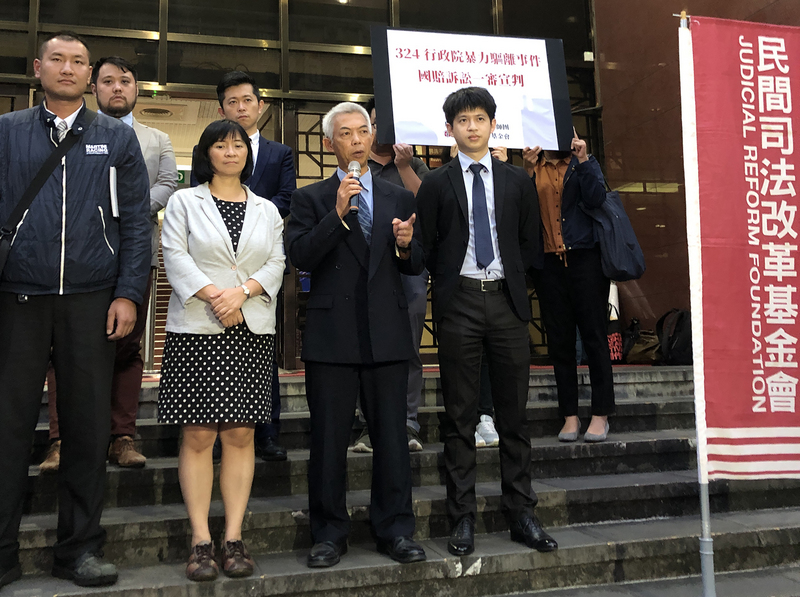 前立委周倪安（前左2）與民眾2014年參與太陽花學運在行政院前靜坐，認為遭台北巿警局暴力驅離打國賠訴訟求償，一審北院30日判決台北巿警局須賠10組人員共新台幣110萬餘元。(圖：中央社)