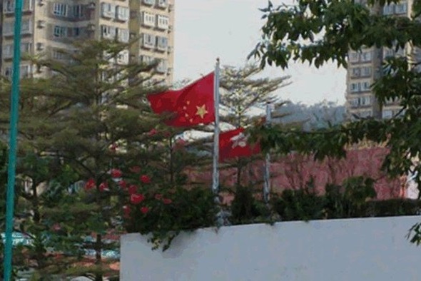 香港屯門裁判法院30日早倒掛了中國國旗。(圖取自推特)