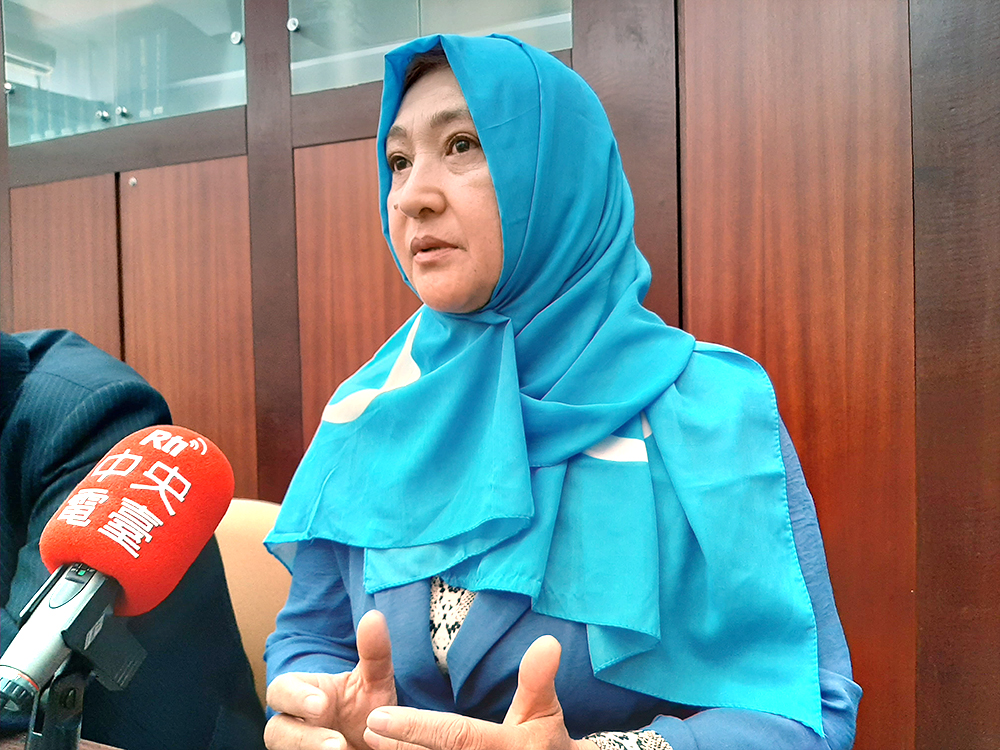 哈薩克籍維吾爾族人古力巴哈（Gulbahar Jalilova）接受央廣專訪，揭露她在「再教育營」的465天。（詹婉如攝）