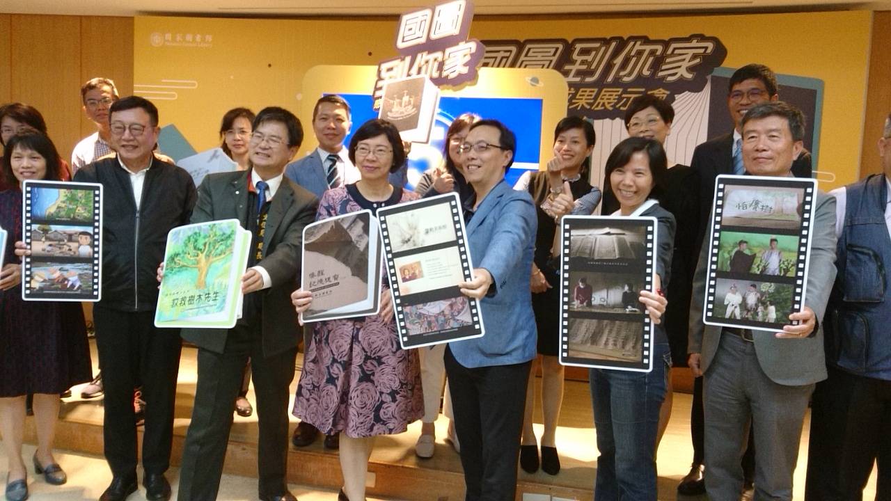 央廣總台長張正(前右三)出席「國圖到你家」頻道啟用典禮，並接受國圖館長曾淑賢(前右四)頒贈感謝狀。圖:央廣