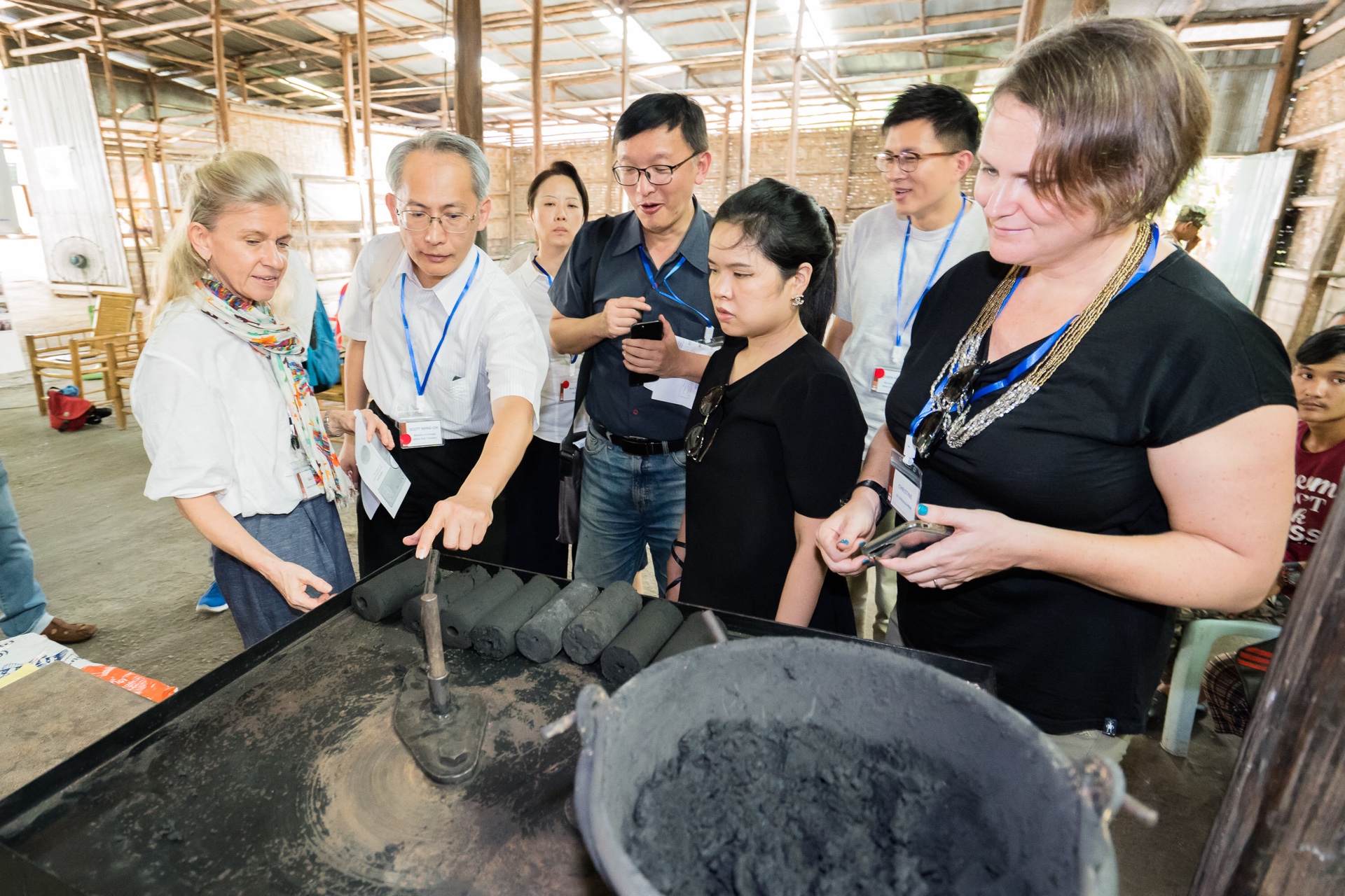 外交部NGO國際事務會與各國代表團參訪難民營及邊境移民社區，深入瞭解移民生活現況。(圖：駐泰國代表處提供)