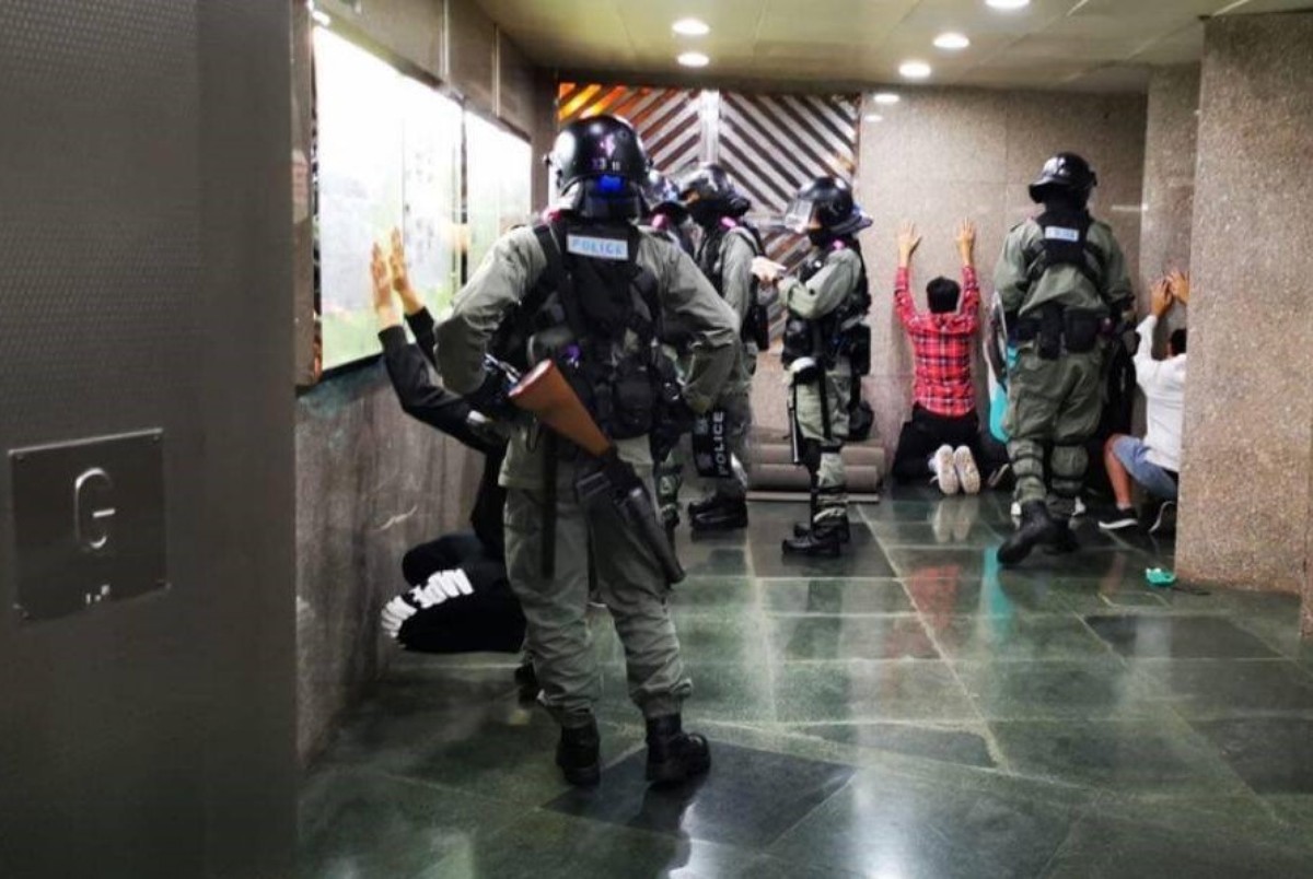 30 日晚間，屯門兆軒苑逸生閣，警員要求多名住客在大廳跪地舉手接受搜查，並拘捕多人。（圖：讀者提供/立場新聞）