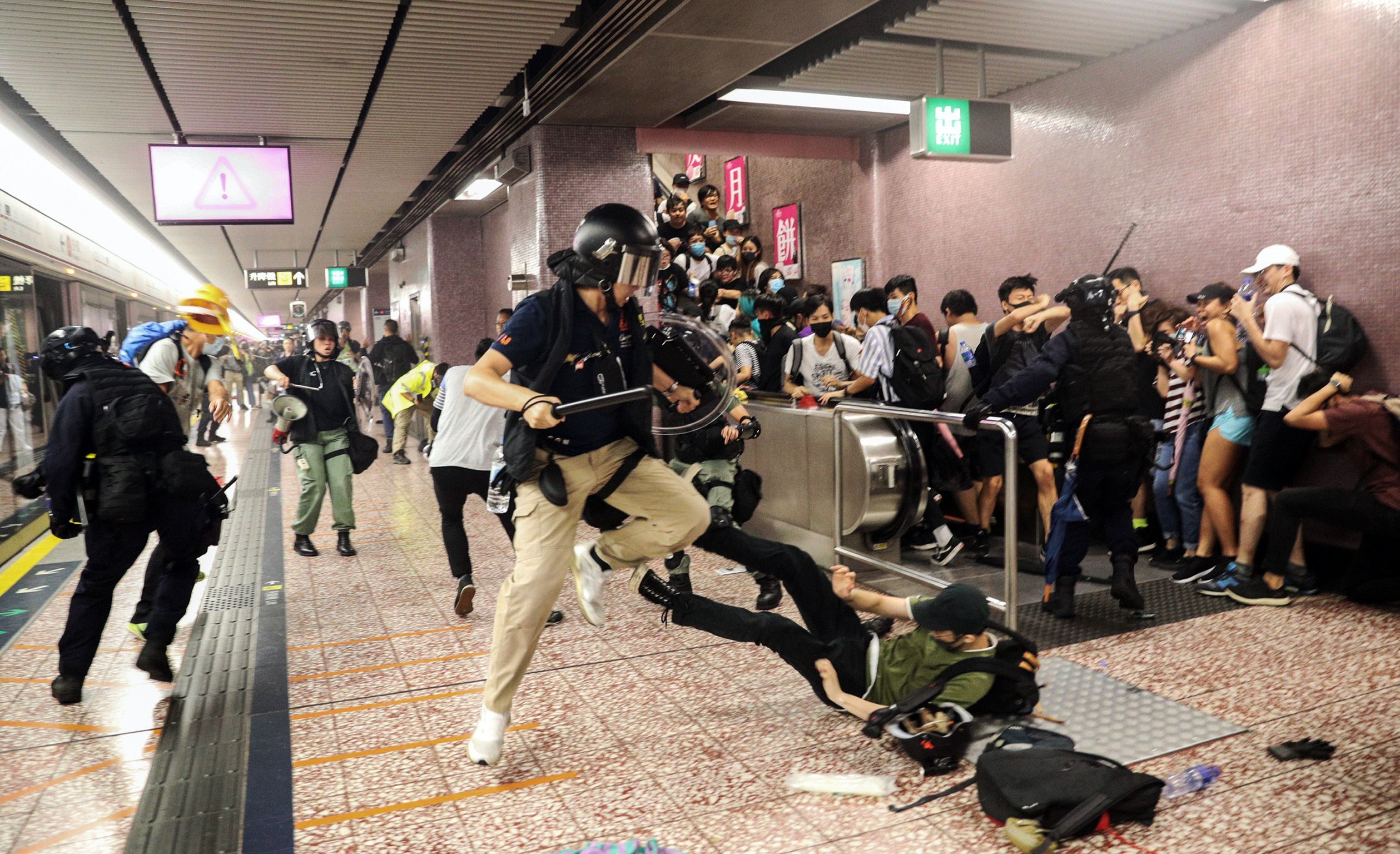 港警在太子站內，追捕反送中示威者。(美聯社/達志影像)
