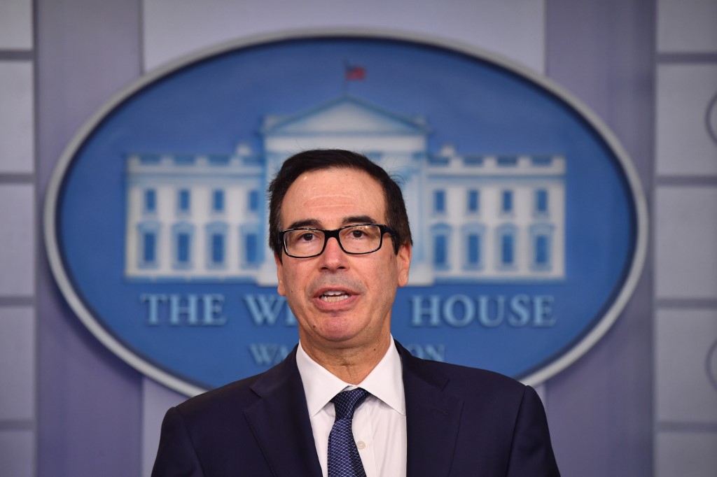 美國財政部長梅努欽23日奉勸瑞典環保少女童貝里，在教訓他人之前先去讀經濟學。(AFP)