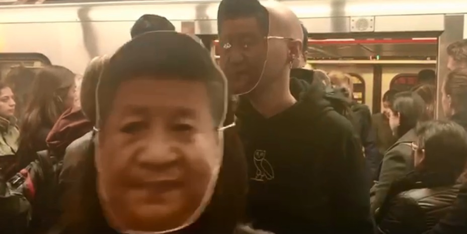聲援反送中， 多倫多港人萬聖節戴上習近平面具快閃。(截自視頻)