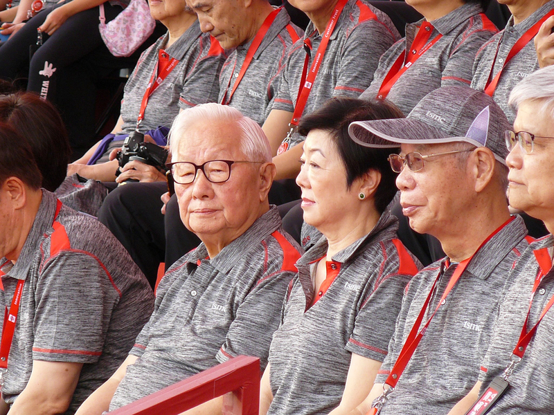 張忠謀出席台積電運動會台積電2日舉辦運動會，創辦人張忠謀（左）應邀出席，擔任神秘來賓，這是他退休後首度回到台積電參加運動會。(圖：中央社)