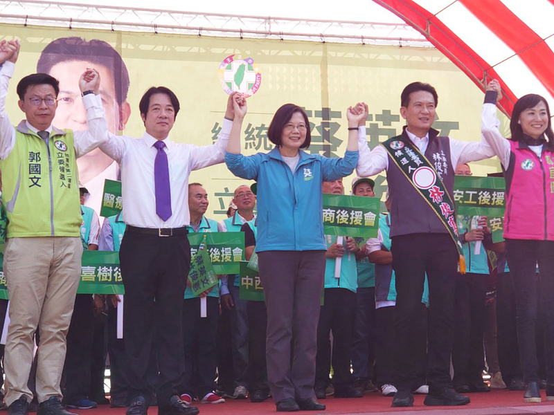 爭取連任的總統蔡英文（前中）2日出席立委林俊憲（前右2）聯合競選總部成立大會，與前行政院長賴清德（前左2）在台上拉起手，高喊當選，為林俊憲助選，拉抬2020總統立委大選選情。(圖：中央社)
