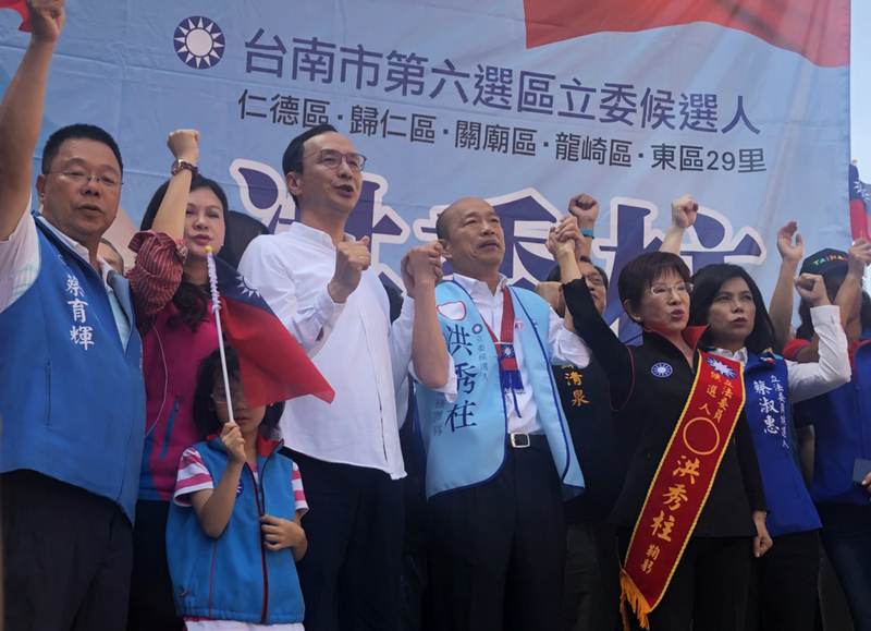 台南立委參選人洪秀柱（前右2）2日舉辦競選總部成立茶會，國民黨總統參選人韓國瑜（中）與前新北市長朱立倫（左3）同台，營造團結氣勢。(圖：中央社)