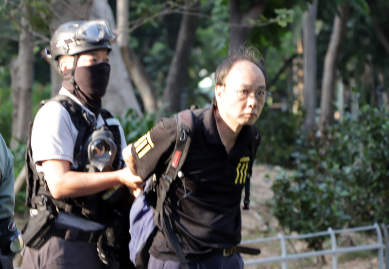 圖為港警於拘捕示威者。(圖:中央社檔案照片)