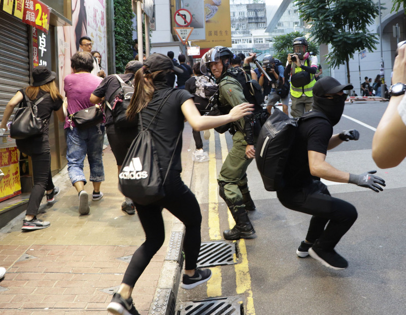 香港反送中期間，港警過當使用武力以及暴力對待示威者行為，引發批評。(圖：中央社)