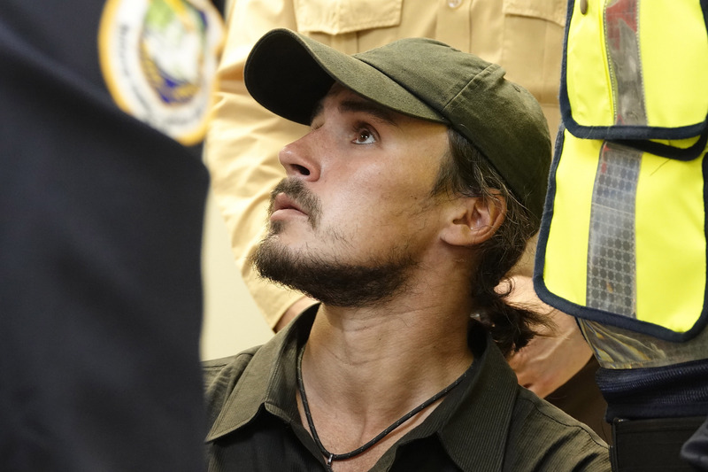 一名身上沒有任何證件，也無入出境紀錄的外籍男子2日闖入桃機跑道，企圖爬上飛機起落架遭逮。(圖：中央社)