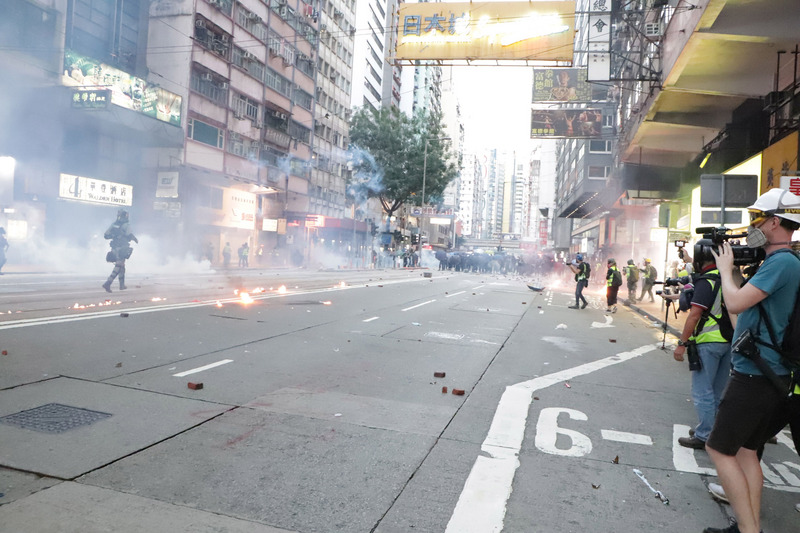 香港「反送中」人士申請2日下午在維多利亞公園集會，雖遭警方否決，但仍有大批支持者到場。圖為警方下午4時後，開始在附近街道狂射催淚瓦斯清場。(圖：中央社)