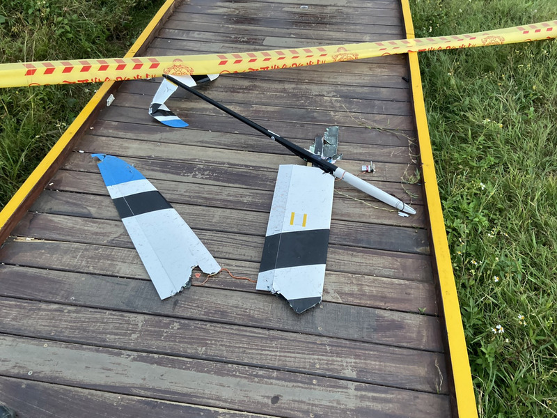 在墾丁龍磐公園舉辦的無動力滑翔機國際公開賽，2日發生一架失控滑翔機墜落砸死婦人事件，民航局指這是合法比賽、合法飛機，交由警方偵辦。（屏東縣消防局提供）