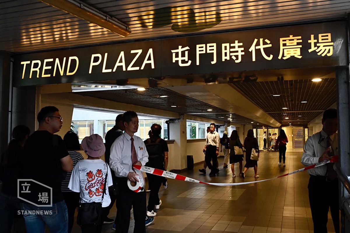 香港「七區開花」行街反警暴，屯門是其一聚集點，數十防暴警於屯門大會堂平台戒備。接鄰的屯門時代廣場傍晚宣布提早關門。(圖：取自立場新聞)