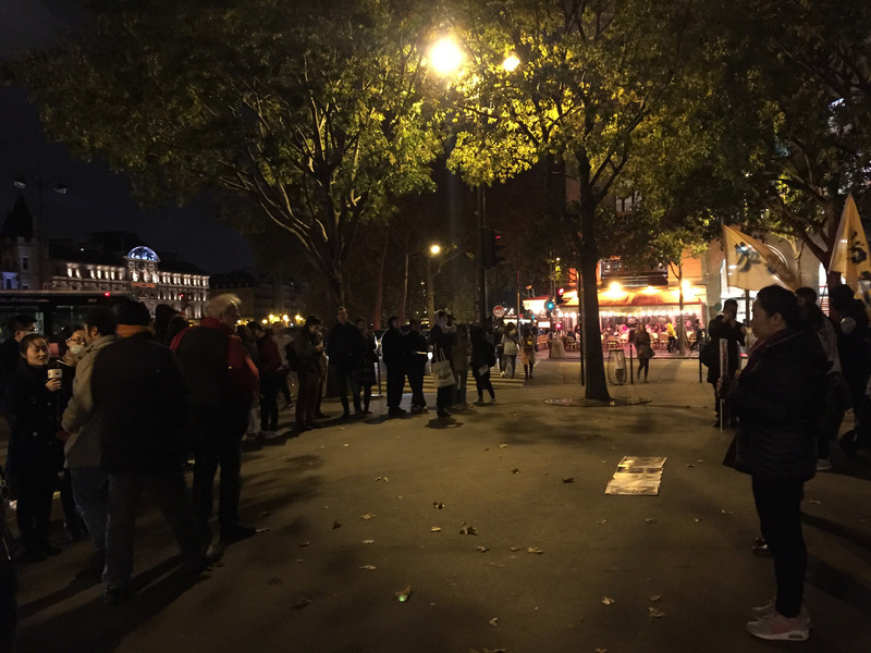 巴黎港人11月2日當晚在夏特雷廣場集會，譴責港警暴力與濫用水砲車。圖為50多名民眾不畏低溫，到現場表達支持。