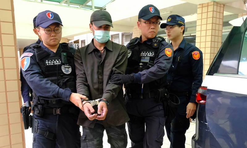闖入桃園機場管制區的男子（左2）3日上午從航警局押解到桃園地檢署。(圖：中央社)