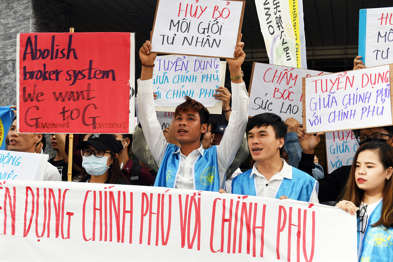 上百名外籍移工3日到駐台北越南辦事處前陳情，抗議母國政府長期放任「私人仲介」，造成許多來台移工被收取各種費用、就業市場與資訊被壟斷。(圖：中央社)