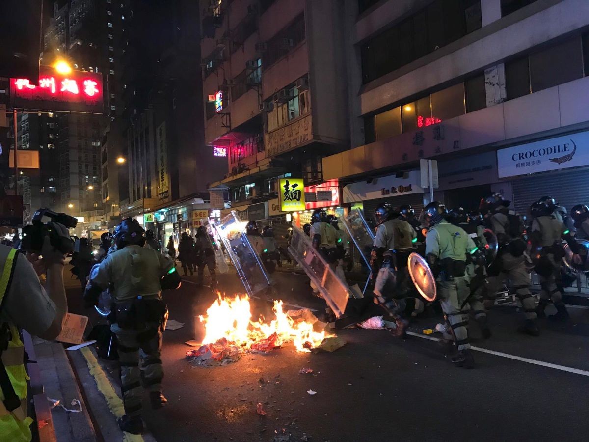 香港1102持續反送中抗爭，銅鑼灣現場港警大舉出籠，催淚彈猛爆。(圖:立場新聞)