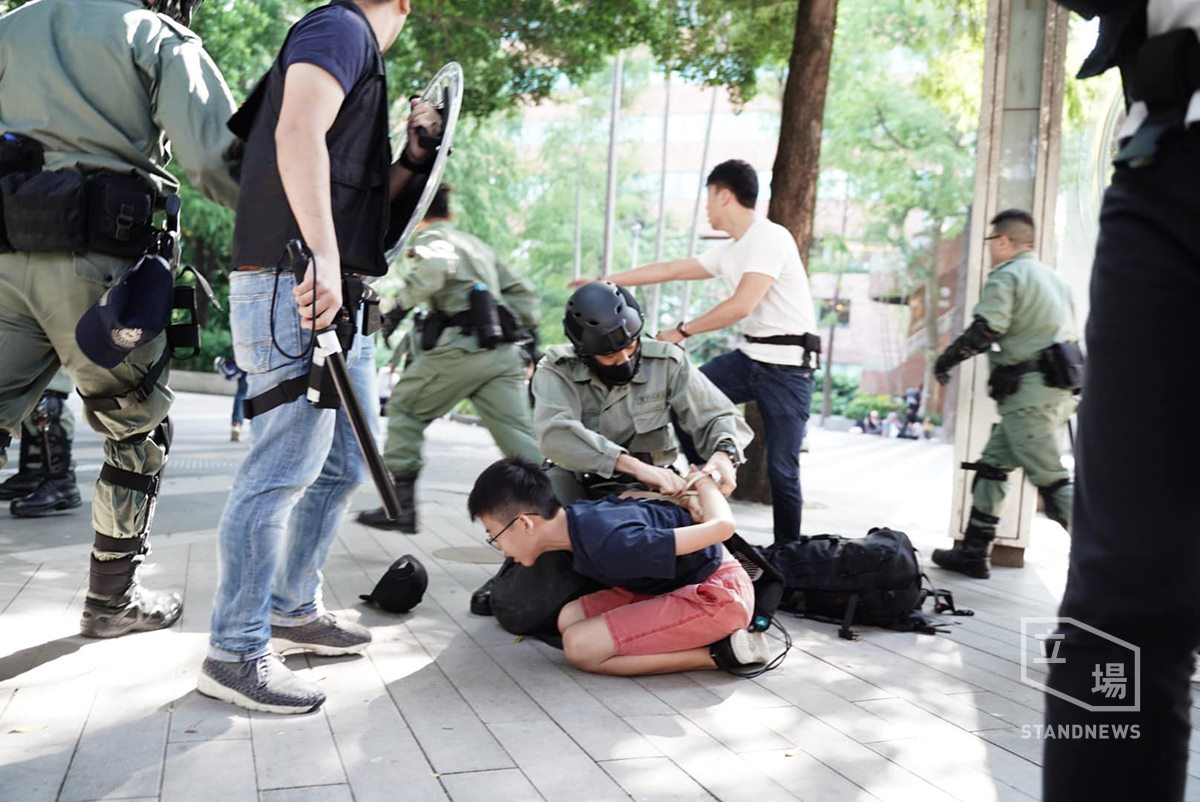香港民眾今繼示威，傳有民眾遭警察制伏。(圖：取自立場新聞)