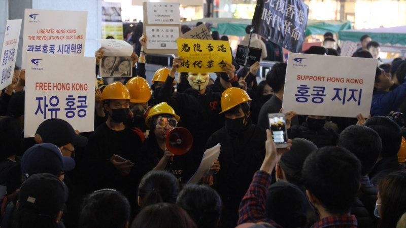 首爾數百人集會，支持香港民主示威。(圖：取自bitterwinter.org)