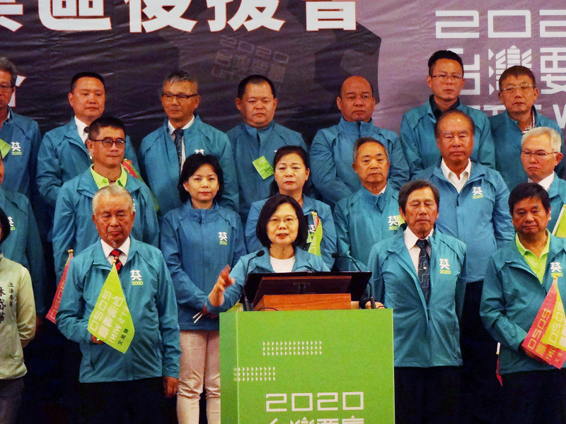 台灣的經濟成長率近年來維持穩定上揚，今年起，台灣更重回亞洲四小龍之首。圖為蔡總統3日在高雄出席南區工業區後援會成立大會。(圖：中央社)