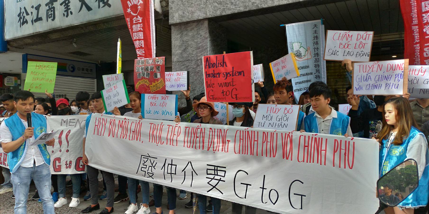 印尼、菲律賓、越南在台灣的移工，3日分別前往他們國家在台灣的代表處大樓前抗議，要求雙邊政府廢除私人仲介制度。(圖：陳林幸虹 攝)