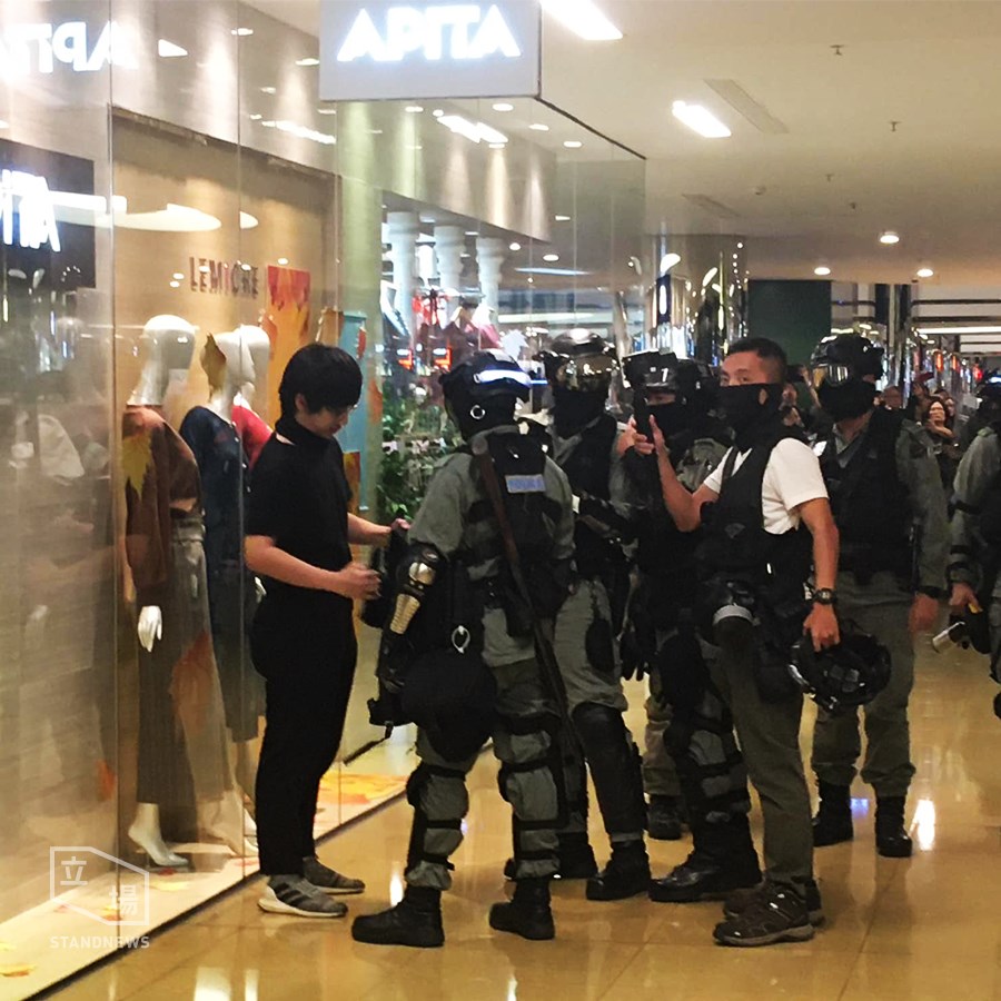 港警進入太古城中心商場，傳帶走兩人。(立場新聞提供)