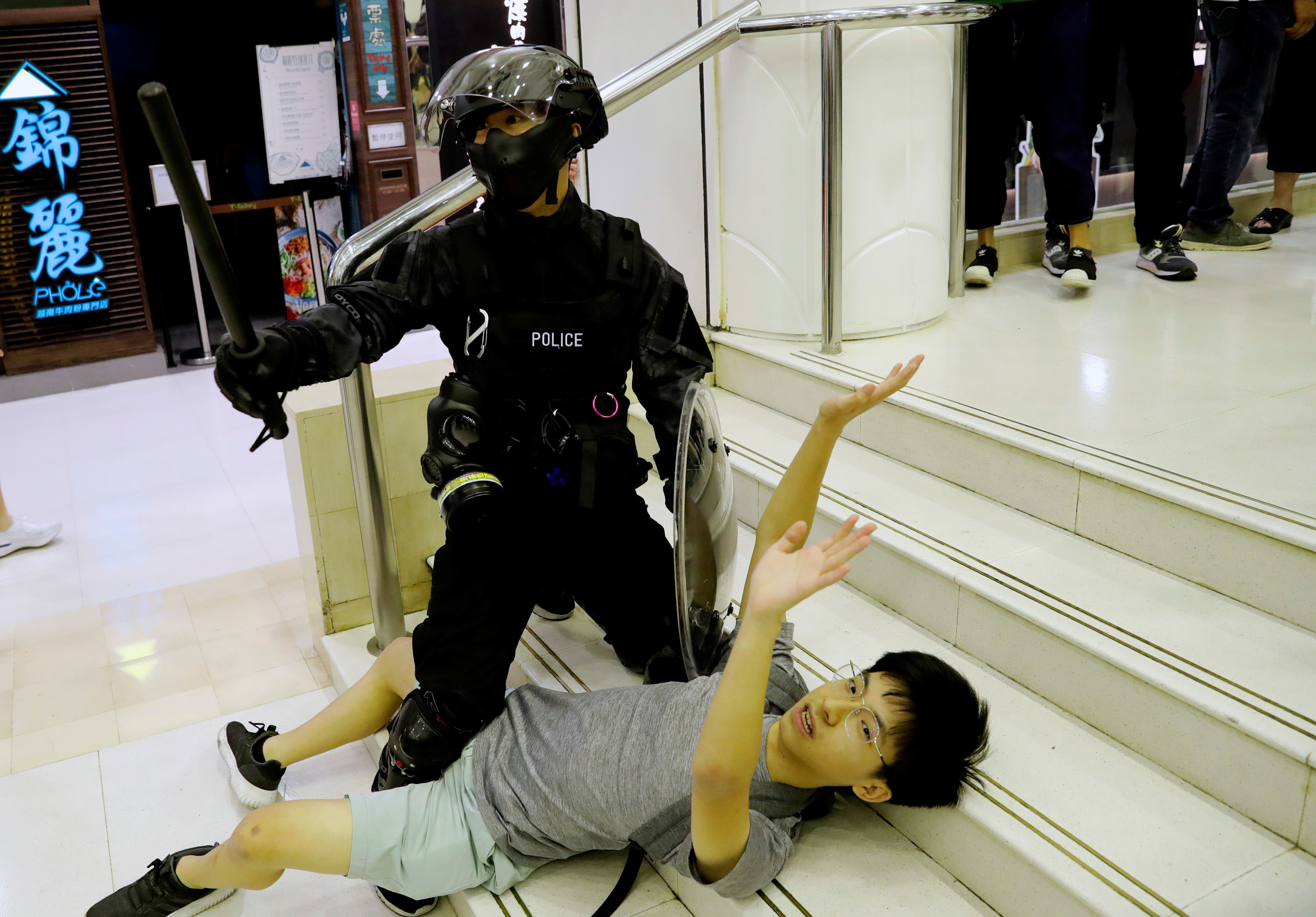 鎮暴警察在香港太古中心，逮捕一名示威者。(路透社/達志影像)
