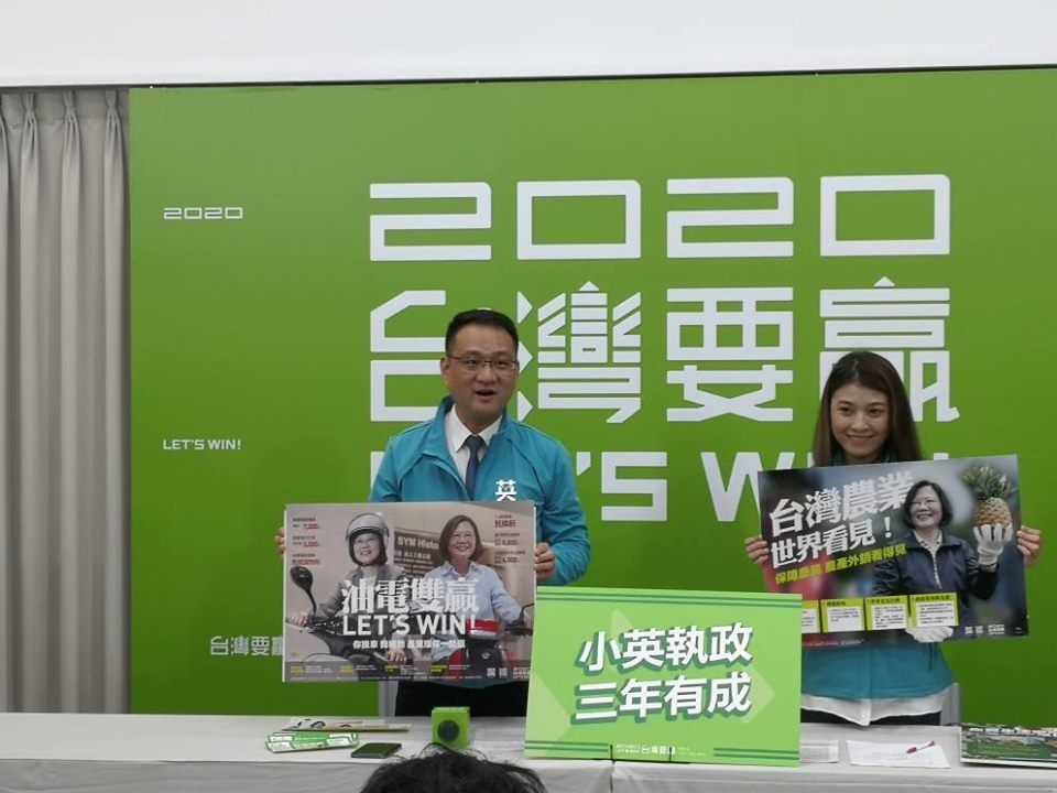 推出第二支競選影片「關心台灣」，主打「台灣精神」，並環繞「政績牌」，盼以政績爭取更多選民支持。(劉玉秋攝）