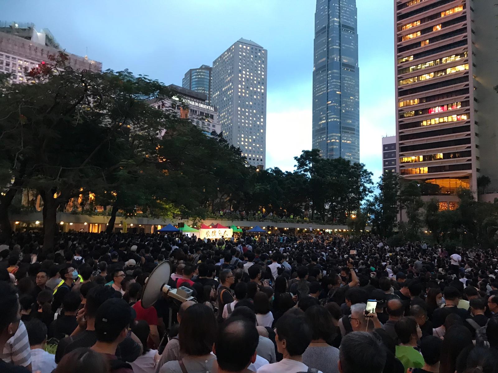 不少香港公務員參加8月2日的「公僕仝(同)人、與民同行」集會，為反送中運動發聲。(圖: 香港電台)