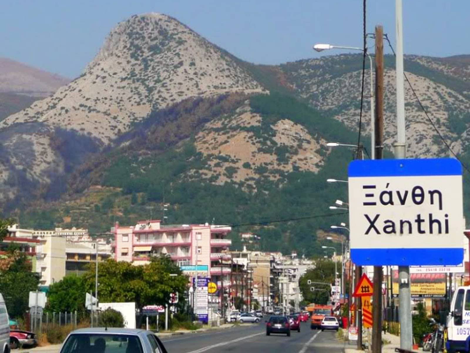 希臘警方表示，在希臘北部克桑西市(Xanthi)附近的一條高速公路，攔下一輛可疑冷藏卡車，發現有41名非法移民，這些移民都存活。(圖取自推特)